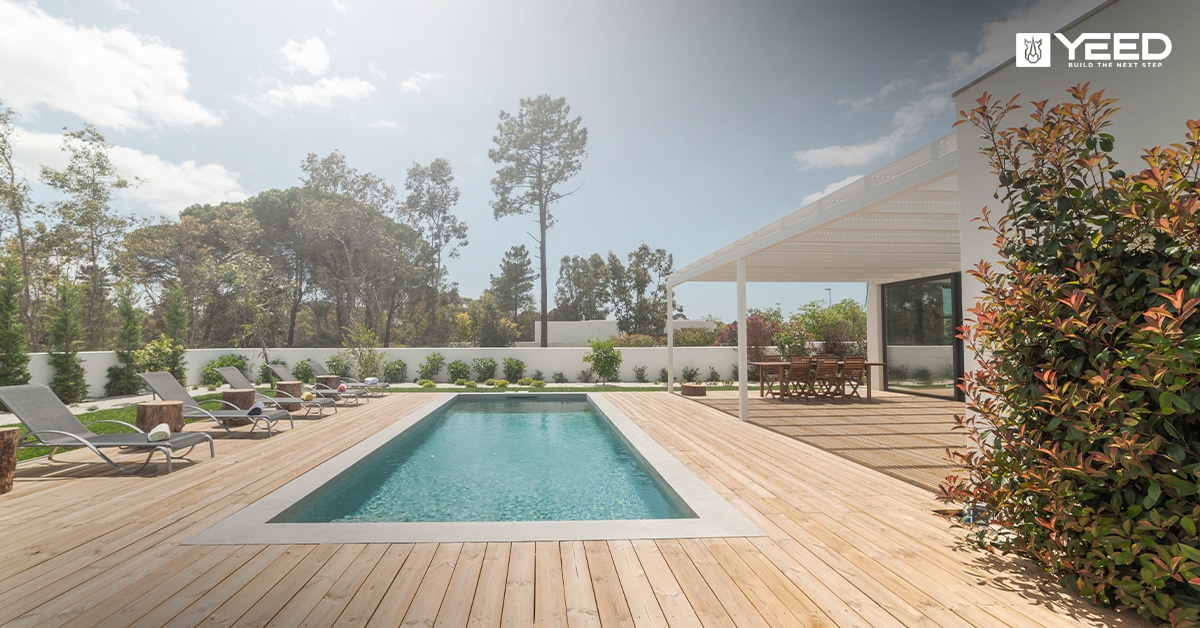 Comment intégrer une piscine à votre terrasse avec des plots réglables