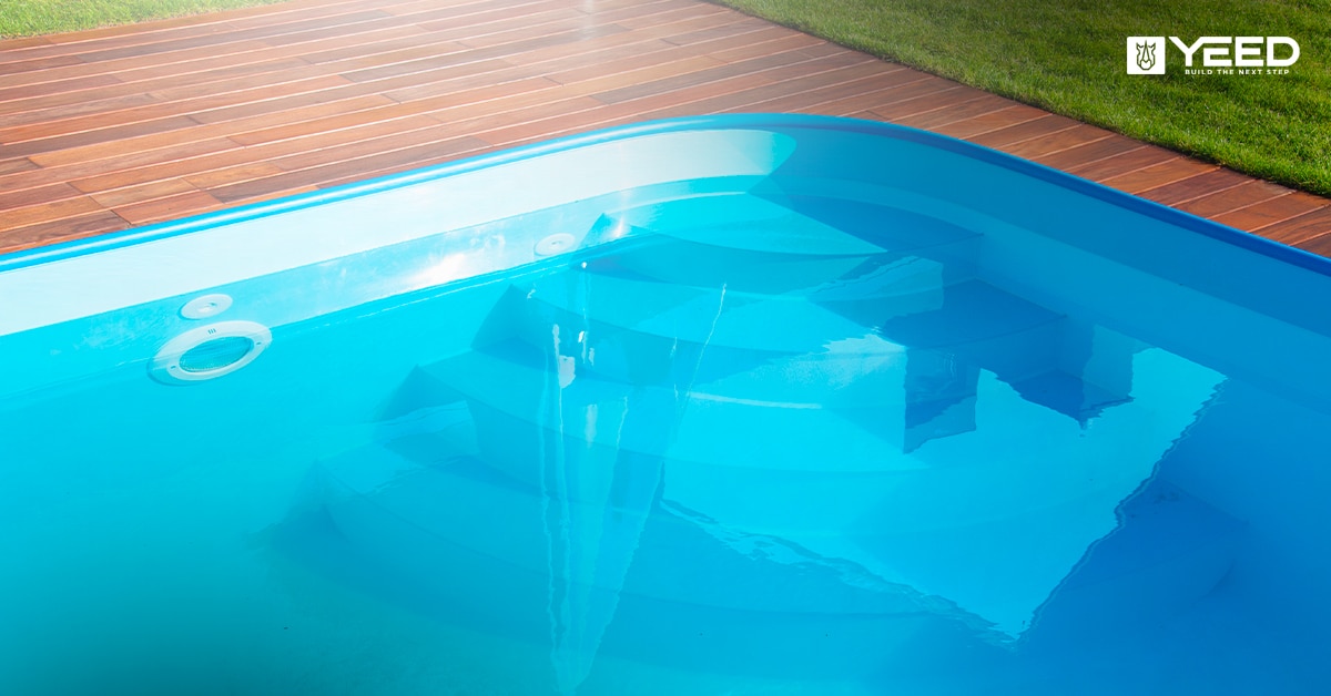 Comment intégrer une piscine à votre terrasse avec des plots réglables